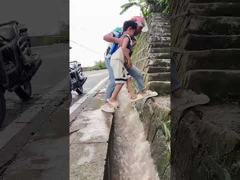 🌧️🏍️ موقف إنساني مؤثر! شاب يساعد طفلاً في عبور المياه ثم يفاجئ الجميع ❤️🥹 #viral