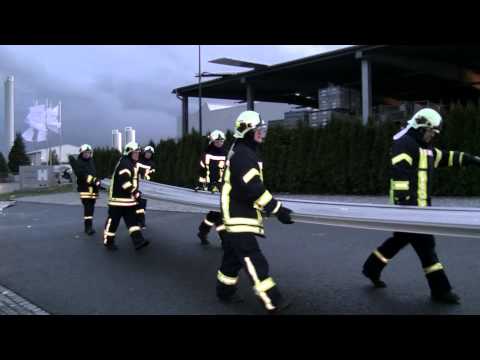 31.03.2015 Sturmtief Niklas deckt bei Industriefirma bei laufendem Betrieb das Dach ab