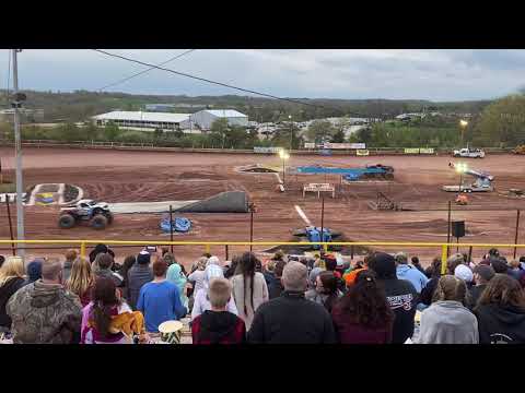 #MonsterTruckz Kamikaze vs Heavy Hitter Monster Truck Race , Ripley WV April 17 2021 Jam