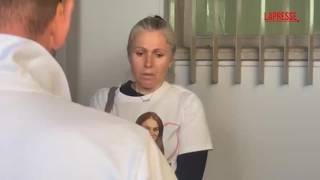 Femminicidio Ilaria Sula, oggi la sentenza: la madre con la maglietta in ricordo della figlia