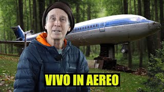 L'uomo che vive in un aereo nel bosco da 20 anni