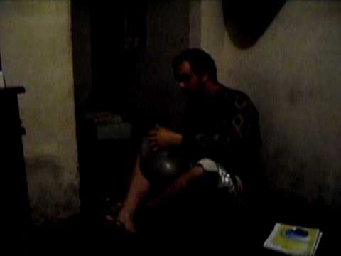 Diego brincando com o gato