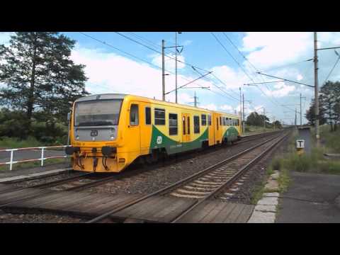 Příjezd a odjezd vlaku Os 17614 (ČD 814.033) - Málkov, 12. 6. 2013