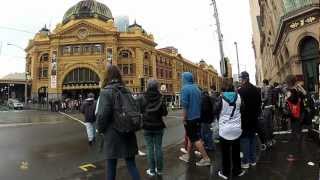 preview picture of video 'Crossing Flinders St - Entering Flinders St Station, Melbourne. Steadicam Walking Tour'