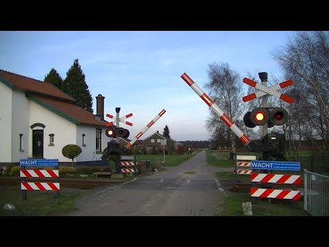 Spoorwegovergang Melderslo // Dutch railroad crossing