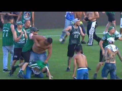 Mass brawl between football fans of Coritiba and Cruzeiro in Brazil Serie A
