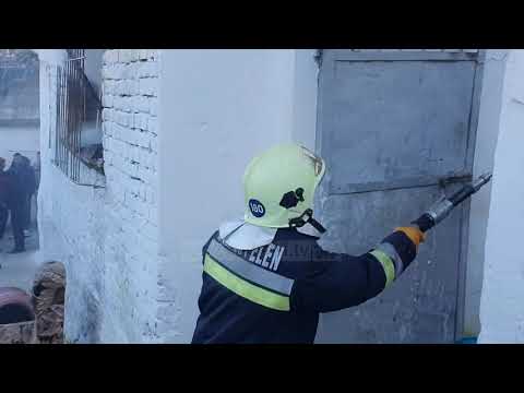 Vlorë, digjet një banesë/ Dy pjesëtarët e familjes po ngroheshin me një mangall me prush