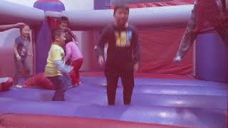 Thompson Tara Teri play Bounce U with Linh Chi An Binh 2018 20180113 150624