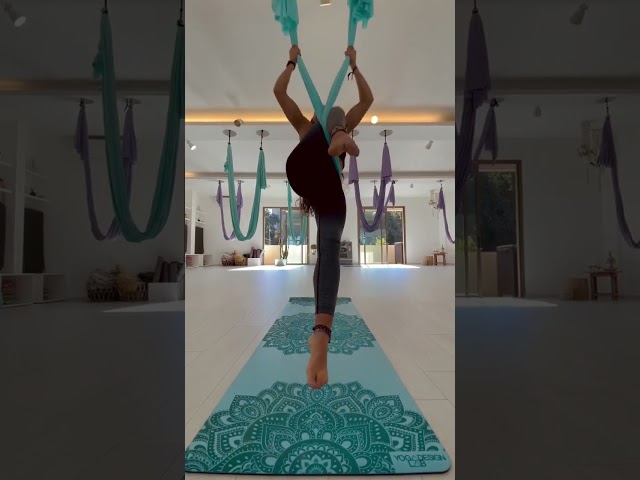 Vídeo relacionado con Yoga Design Lab | Esterilla Infinity | Textura y diseño Antideslizante para Alinear y apoyar su práctica. | Ecológica | Acolchada | Incluye Cinta! (Night, 5mm))