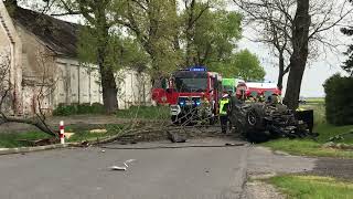 Wideo1: Auto po uderzeniu w drzewo przewrcio si na dach