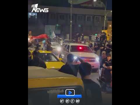 شاهد بالفيديو.. أنصار التيار الصدري يستعرضون بالأعلام العراقية وصور الصدر في ساحة التحرير