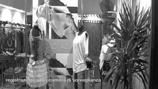 Telecamera di sorveglianza filma rapina in un negozio di Bologna