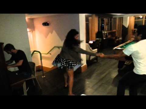 Spontaneous Swing Jamming