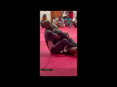 Exercice de Grappling avec le coach Hamidou Zongo.