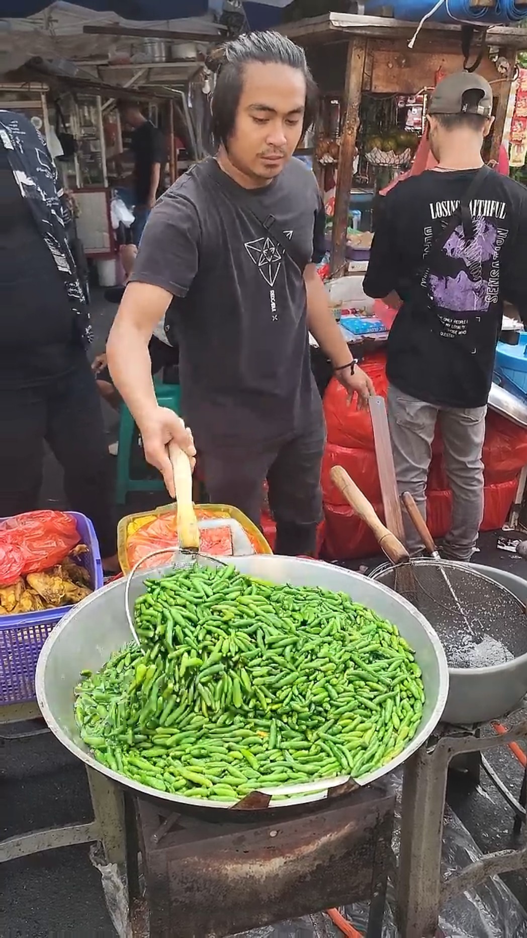 Ayam Penyet di West Mall, Jakarta wajib dicoba! 🤤 Rasa yang super enak, bikin nagih! 🍗✨