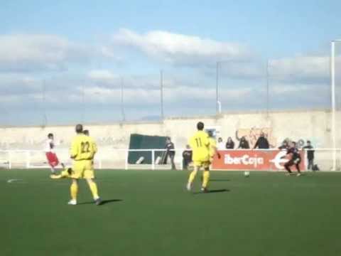 Minuto 17. Segunda ocasión parecida de Brayan para la EMF Tielmes, tiro cruzado