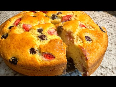 4 Minute Berry Cake! Easy Strawberry & Blueberry Treat”