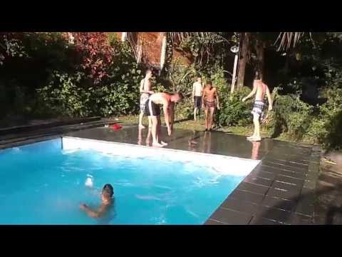 Domingão na piscina com os amigos