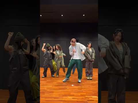 Taehyung Jamming with NewJeans on Slow Dancing.