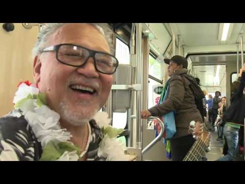 HTM Haiwaians tijdens Ut Haags Notuh Festival in tram 15