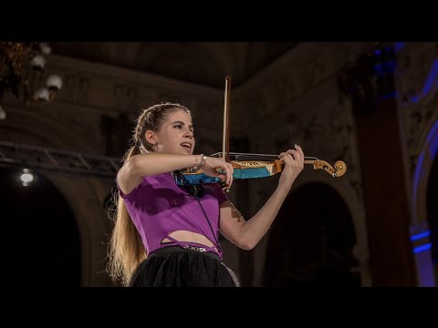 Nina Sofie - live performance in the boxing ring (2023)