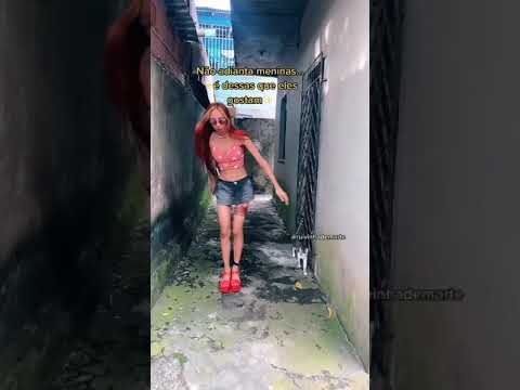 Ruivinha de marte Tik Tok dançando na ponta do pé