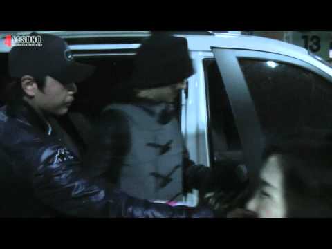 [HD] 101111 Yesung @ Parking lot after Spamalot