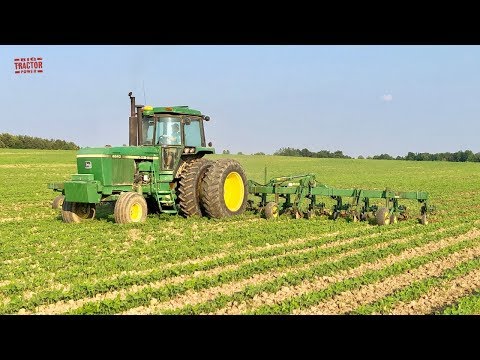 John Deere 4840 Traktor und 16-reihiger Grubber 845