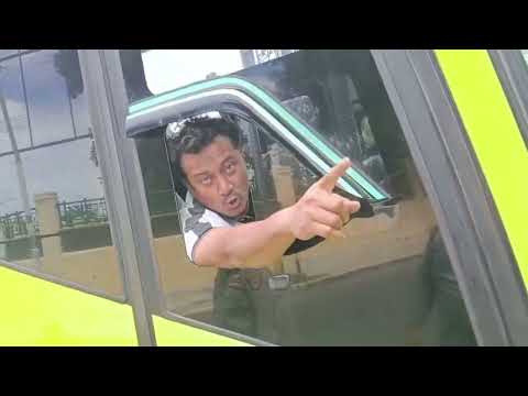 Sopir bus paradep vs petugas dishub adu kekuatan "muncung" akibat "main" terobos aturan.. 