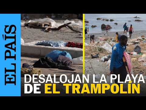 Las imágenes del desalojo de la playa de EL TRAMPOLÍN, en CEUTA | EL PAÍS