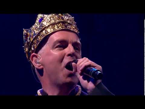 Video thumbnail for Se a Vida É / Discoteca [Live at Glastonbury Festival, Worthy Farm, Pilton, UK - 2010/06/26]