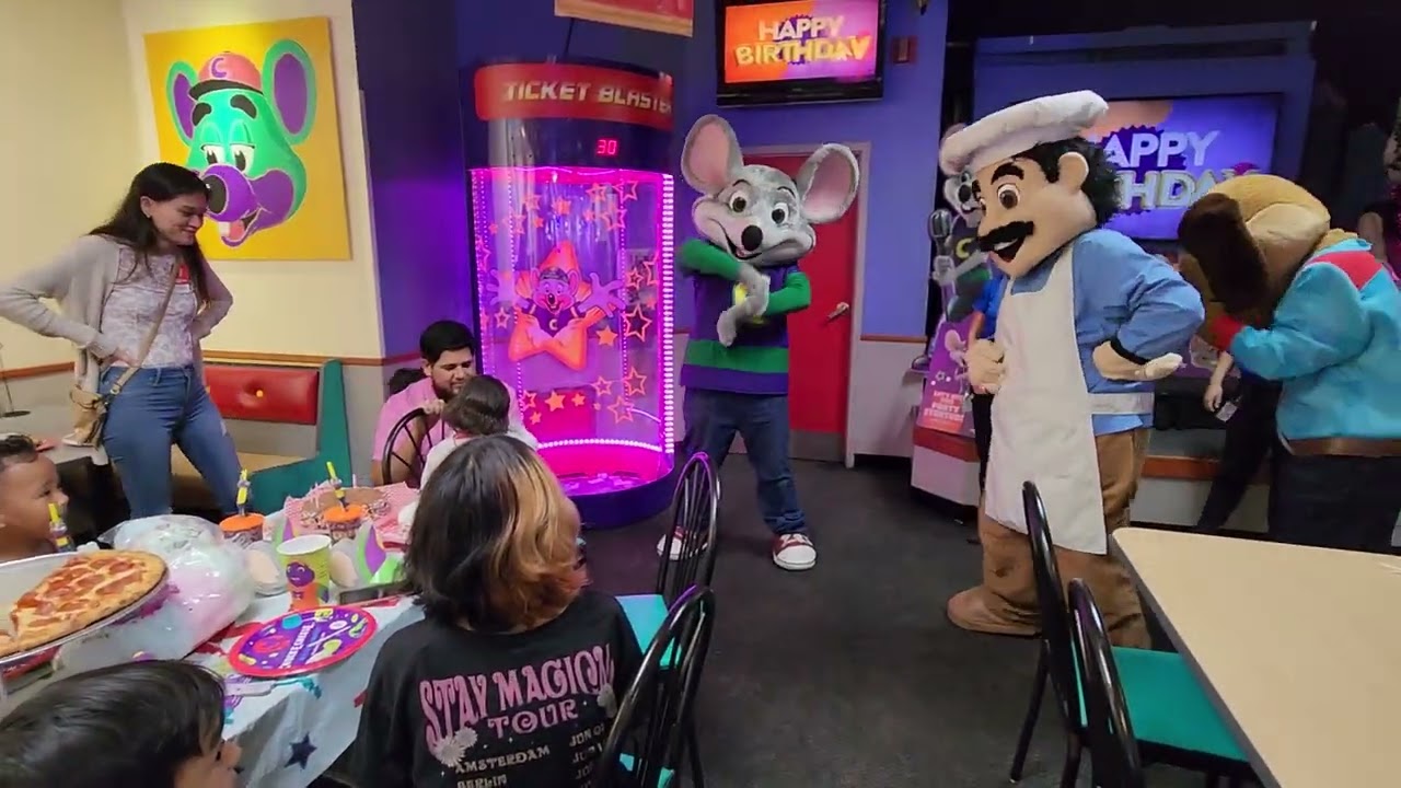 Selena's 4th birthday party at Chuck E Cheese: Happy Birthday!!!