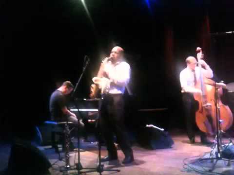 Jaleel Shaw played the Amsterdam Free Wind alto sax with Roy Haynes, Bimhuis 5/11/2011
