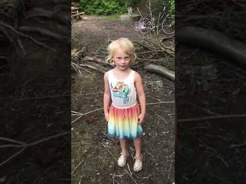 Fanger en frø i en sø