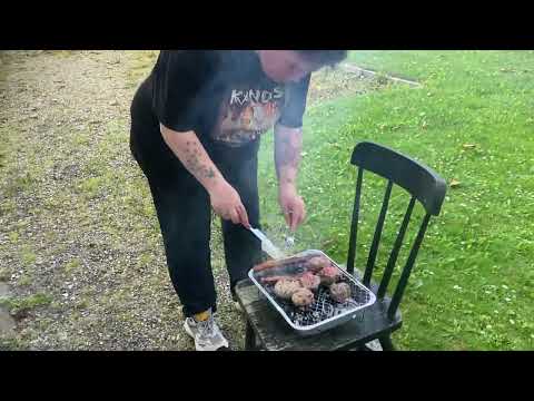 Madlavningsholdet Tanja og martensen griller på en engangsgrill dejlig pølser bøf kød dejlig