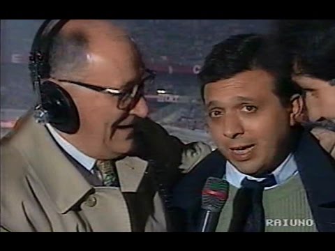 Piero Chiambretti nell'intervallo di Torino-Real Madrid, semifinale Coppa Uefa 1992