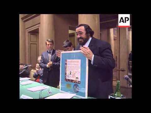 ITALY: LOVE STRUCK PAVAROTTI BURSTS INTO SONG AT PRESS CONFERENCE