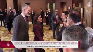 Sus Majestades los Reyes en la recepción a la Colectividad Española residente en China