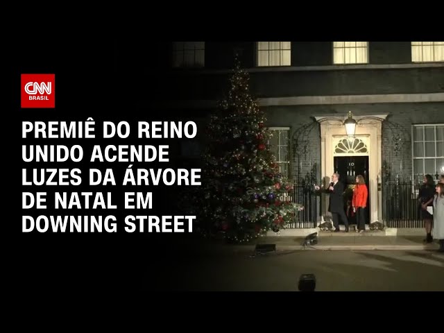 Premiê do Reino Unido acende luzes da árvore de Natal em Downing Street
