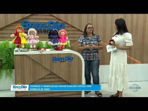 A artesã Elenilda Feitosa mostra trabalho com bonecas de pano 06 04 2023
