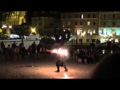 Spettacolo giocoliere con il fuoco