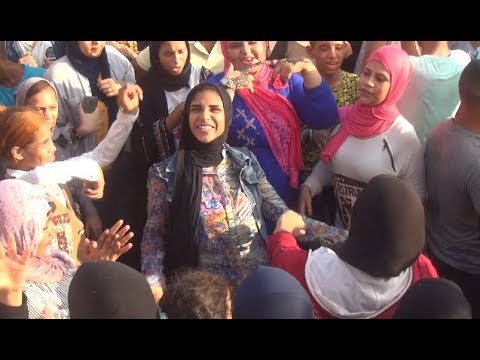 رقص هيستيري لفتيات بعد صلاة العيد أمام مصطفى محمود