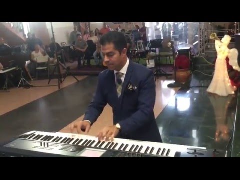 Enquanto a noiva não chega noivo toca temas de filmes. - Atraso da Noiva