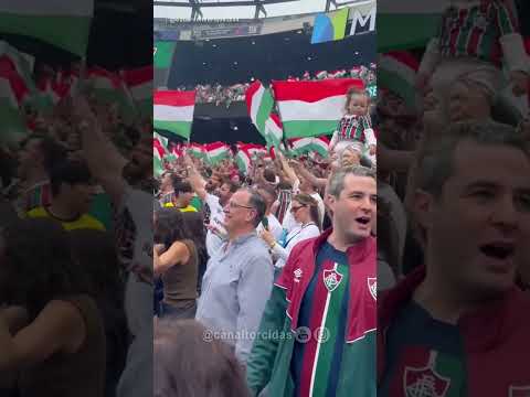 "Torcida do Fluminense, hoje (17), em jogo diante do Borussia Dortmund na Copa do Mundo de Clubes." Barra: O Bravo Ano de 52 &bull; Club: Fluminense