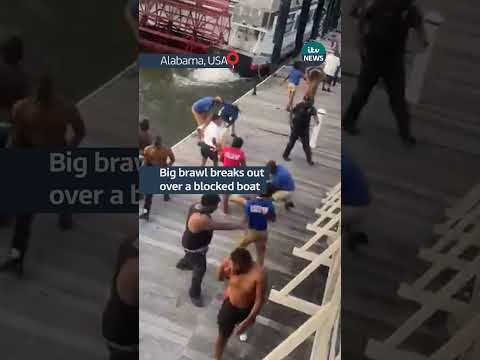 Big brawl breaks out over a blocked boat #itvnews #alabama #usa