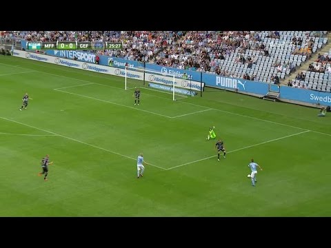 Målvaktens snurriga ingripande: "Det är ju cirkus" - TV4 Sport