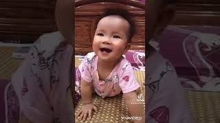 Em bé cười