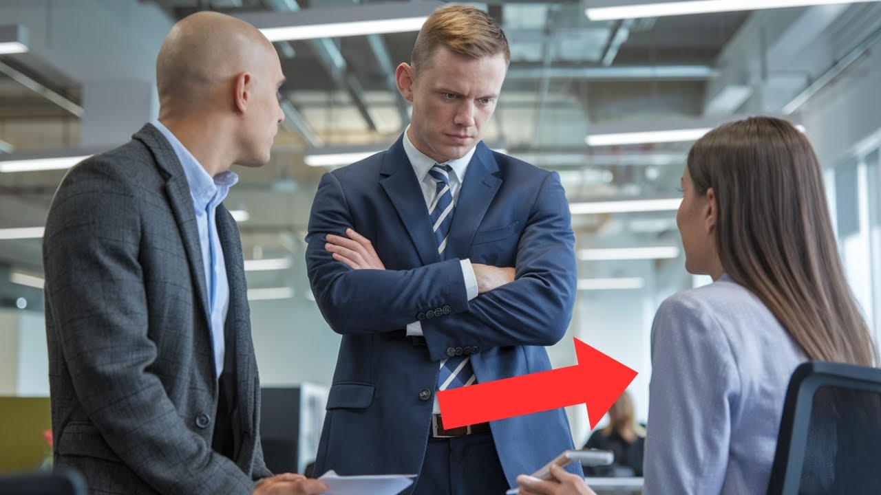 Gerente Homofóbico Nega Emprego a Lésbica, Depois Descobre que Ela é a Esposa do Seu Chefe