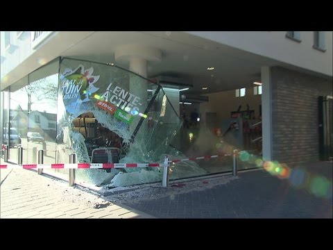 Enorme ravage na ramkraak op tuinmachinewinkel in Baarle-Nassau