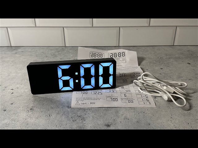 Vídeo relacionado con Sarsumir Reloj Despertador Digital, Reloj Digital Sobremesa Pantalla LED Grande Despertador Inteligente Alimentado por USB/Batería con Tiempo Fecha Temperatura Siesta Brillo Ajustable, Luz Blanco